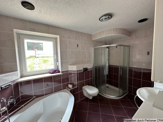 großzügige Badezimmer im Bungalow