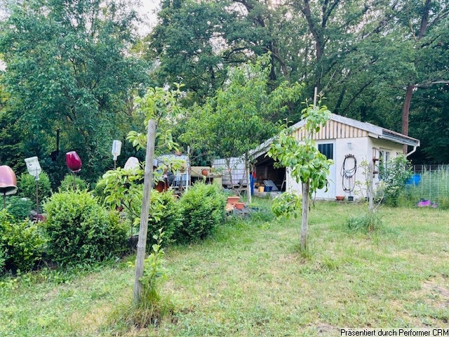 Gartenhäuschen neben dem Hoch-Tiefbeet
