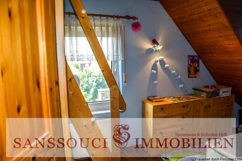 Kinderzimmer mit Zugang in den Spitzboden
