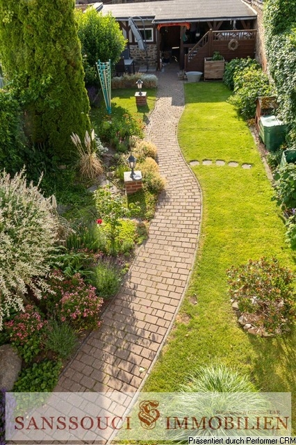 gepflasterter Weg durch den Garten