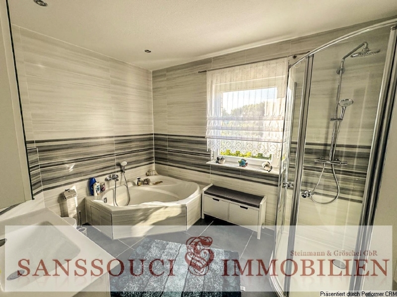 Dusch- und Wannenbad im EG