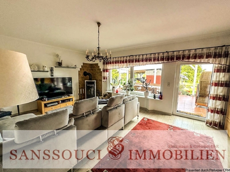 Wohnzimmer mit Ausgang auf die Terrasse