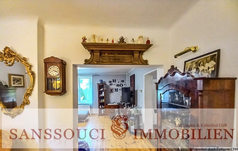 Blick vom Esszimmer in das Wohnzimmer