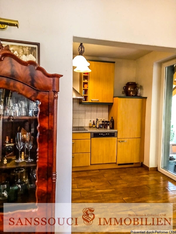 Blick vom Esszimmer in die Küche
