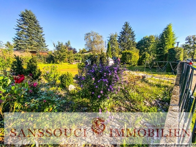 Blick durch den Vorgarten