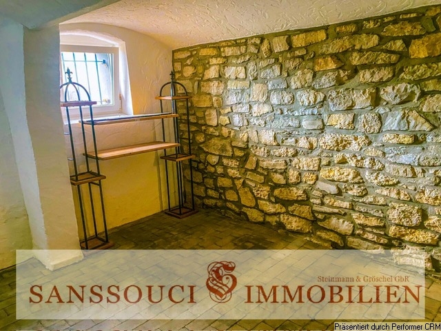 Weinkeller mit Natursteinwand