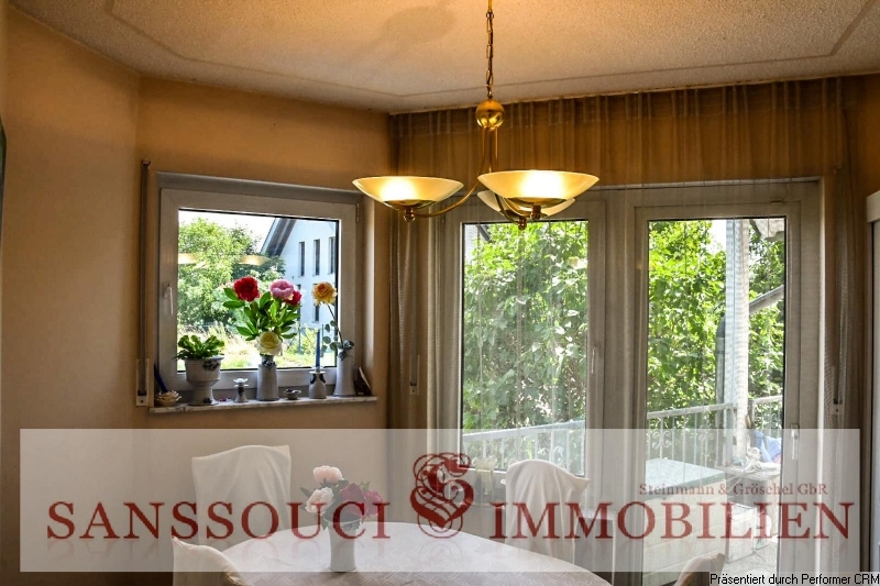 Esszimmer mit Terrassenaustritt