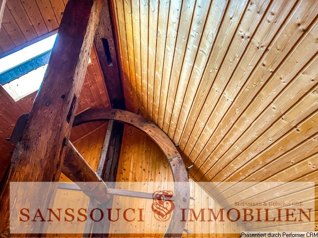 Blick in das DG mit alten Details