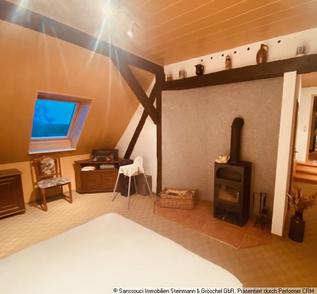 Schlafzimmer mit Kaminofen