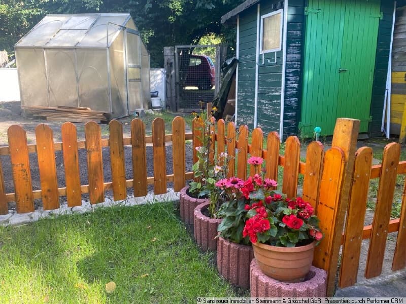 Gewächshaus und Gartenzugang vom Parkplatz