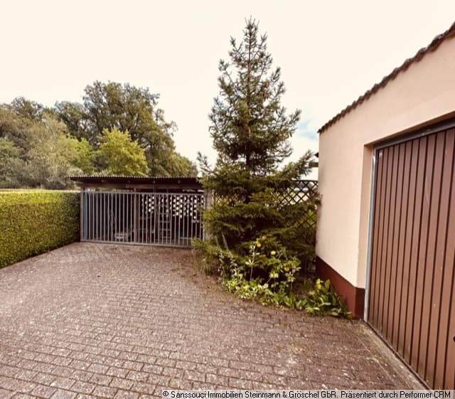 Garagenzufahrt mit Hundezwinger
