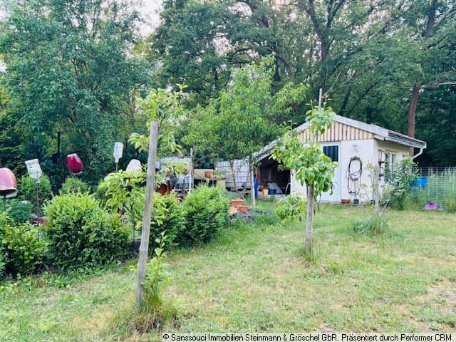 Gartenhäuschen neben dem Hoch-Tiefbeet