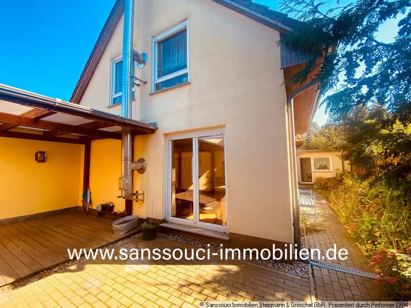 Gartenansicht mit überdachter Terrasse