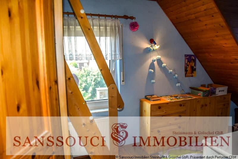 Kinderzimmer mit Zugang in den Spitzboden