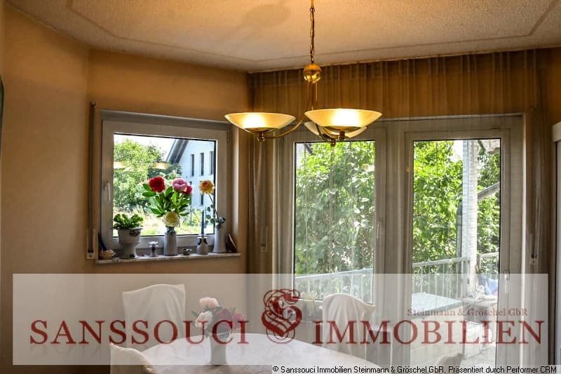 Esszimmer mit Terrassenaustritt